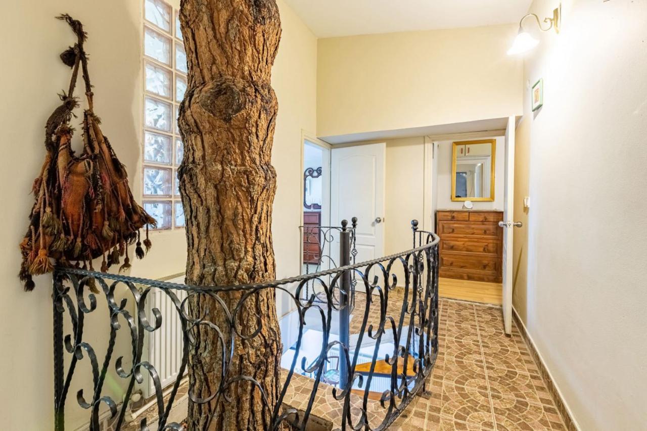 Vilă Unique House With Tree Inside Near Sea In Maltepe Istanbul